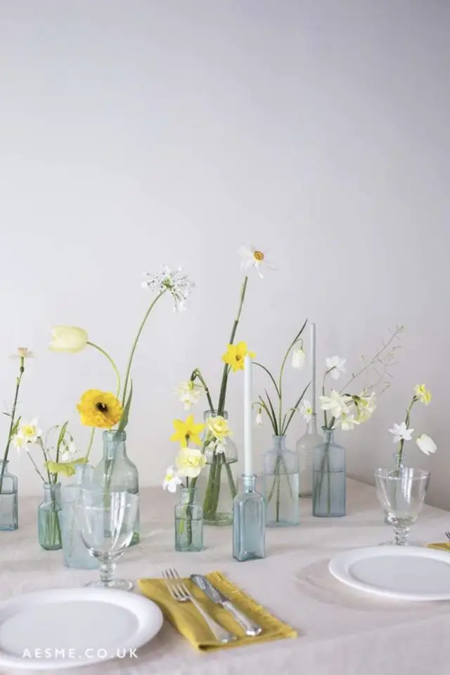 exemple decor table printemps vase transparent coloré bleu petite fleur jaune simple et moderne