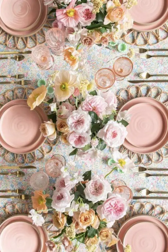 exemple decor table printemps nappe fleurie bouquet de fleur rose et jaune assiette design original