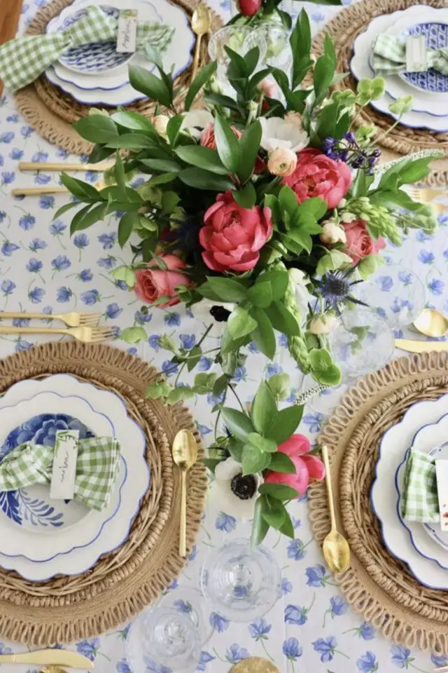 exemple decor table printemps nappe petite fleur bleue bouquet pivoine rose assiette chic