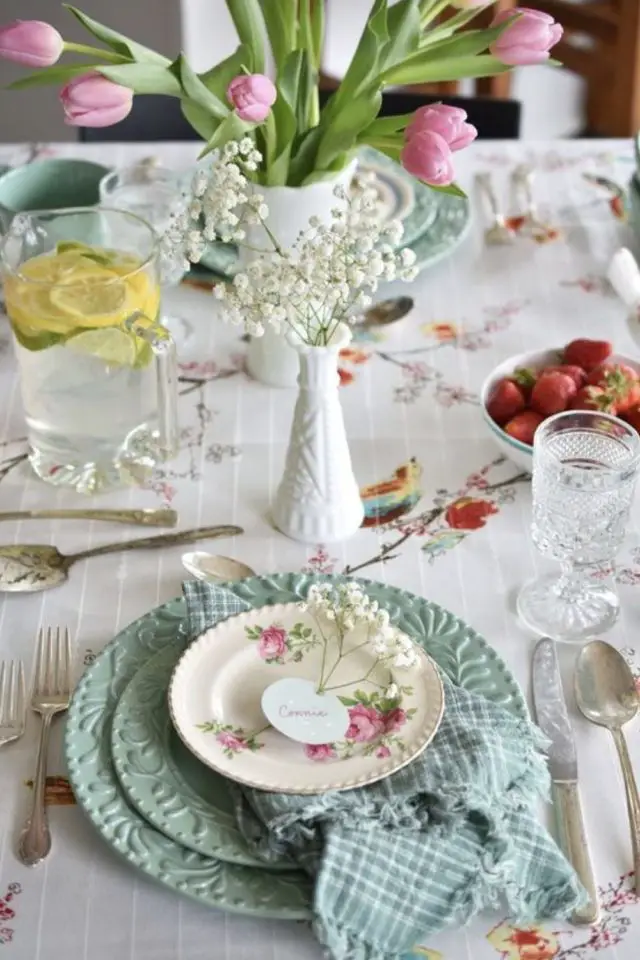 exemple decor table printemps nappe blanche assiette bleue vert chic et élégant