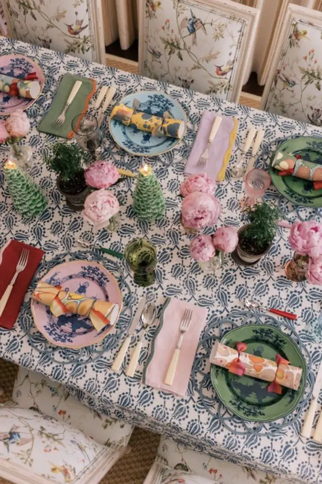 exemple decor table printemps nappe rose à motif feuillage bouquet de pivoine
