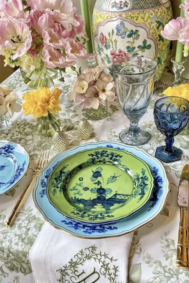 exemple decor table printemps beige bleu vert assiette ancienne vintage verre coloré