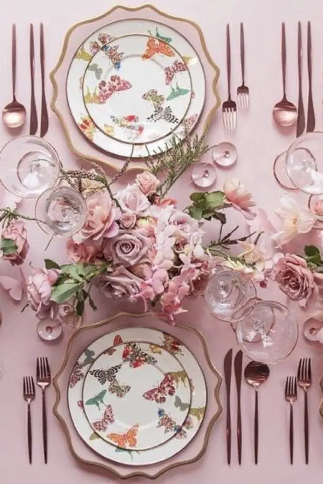 exemple decor table printemps nappe rose bouquet élégant assiette à motif