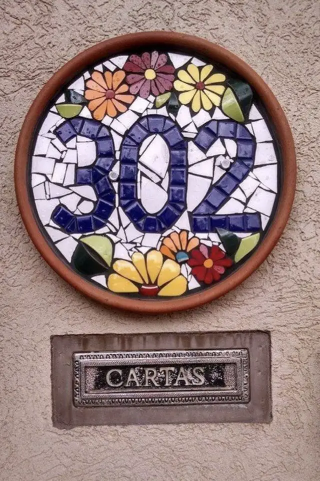 exemple mosaique objet decoratif numéro de maison DIY carrelage fleur déco