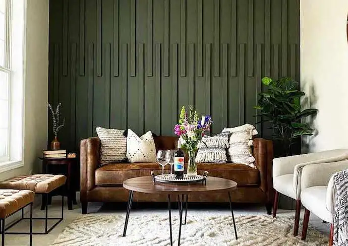 exemple mur accent moderne salon séjour relief peint en ton sur ton chic vert kaki canapé en cuir couleur blanc beige nature simple