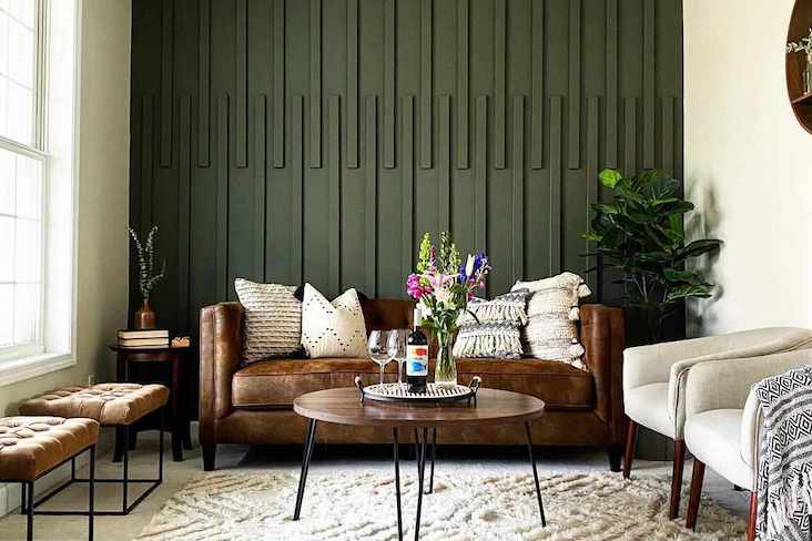 exemple mur accent moderne salon séjour relief peint en ton sur ton chic vert kaki canapé en cuir couleur blanc beige nature simple