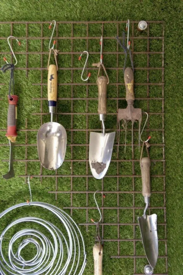 DIY jardin : des patères pour suspendre les outils de jardin - Marie Claire