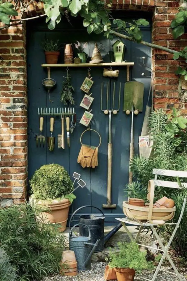 exemple rangement sympa jardinage suspendu porte en bois gain de place pratique poétique extérieur verdoyant