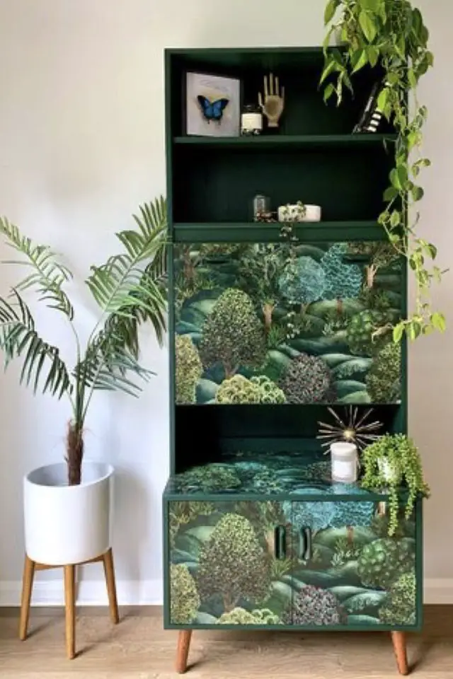 exemple relooking meuble papier peint végétal vert fond sombre mobilier vintage récup'