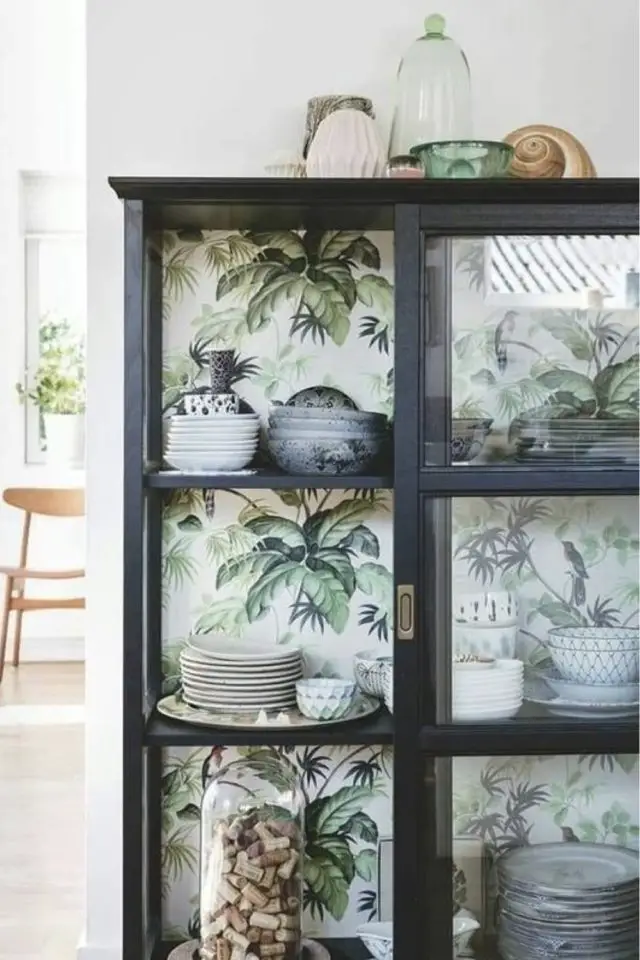 exemple relooking meuble papier peint discret intérieur vitrine motif feuillage tropical