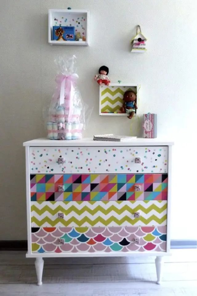 exemple relooking meuble papier peint multicolore chambre enfant commode pas cher bricolage