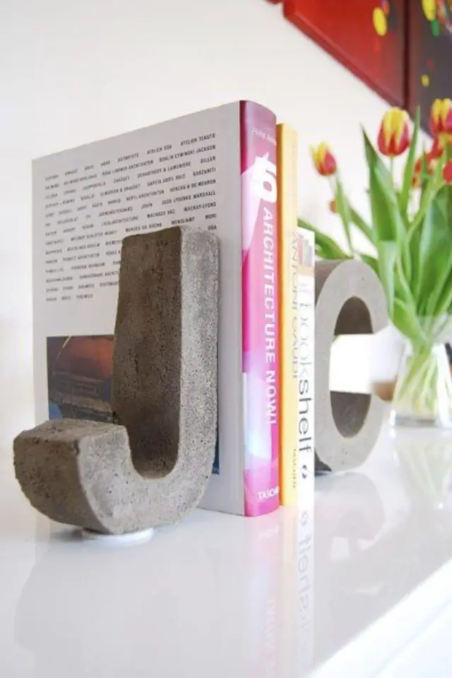 loisirs diy beton creatif decoration exemple serre-livre à faire soi-même lettre personnalisée pas cher