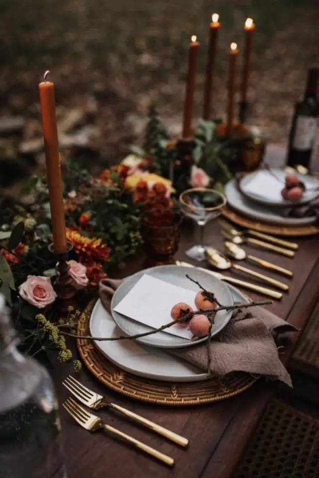 mariage deco elegante idees table vaisselle unie colorée fleurs bougie décoration couverts dorés