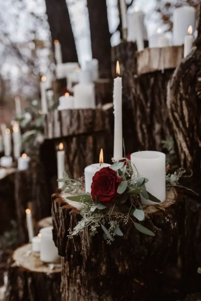mariage deco elegante idees décor extérieur tronc rondin bougies rose rouge