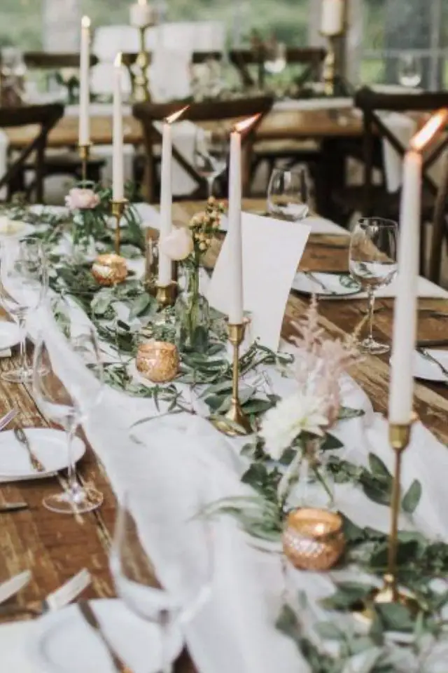 mariage deco elegante idees chemin de table blanc bougies photophores dorés bougeoirs laiton plantes eucalyptus