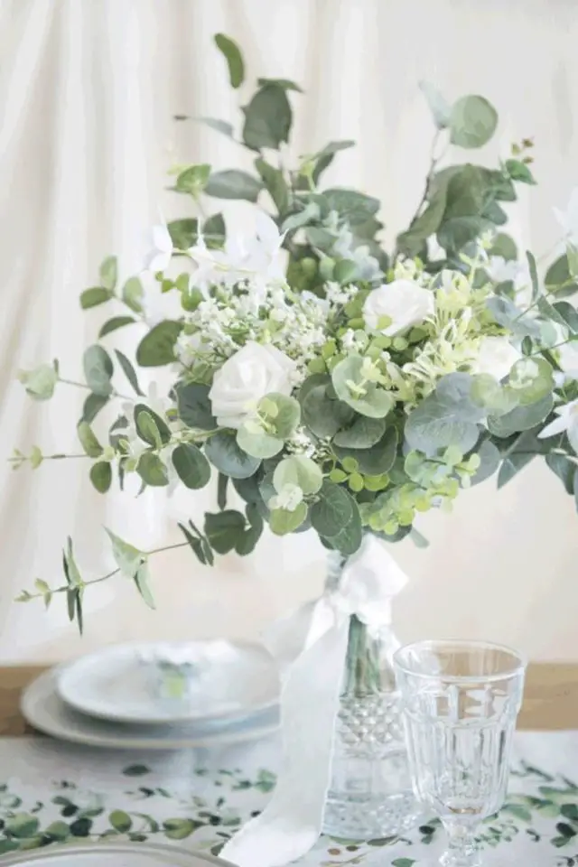 mariage deco elegante idees bouquet vert et blanc rose vase en verre strié noeud satin simple et chic