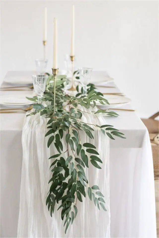 mariage deco elegante idees simplicité nappe voilage blanc bougeoir laiton bougie blanche chemin de table branche plantes