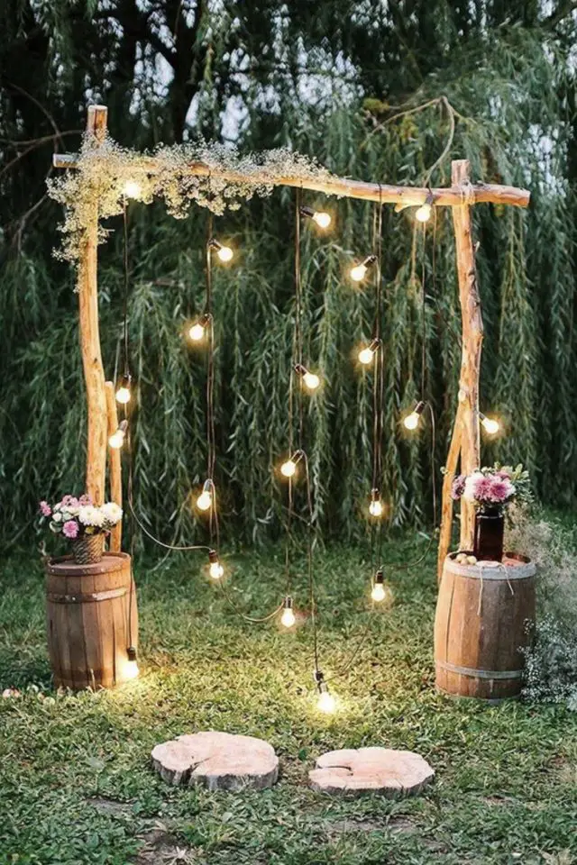 mariage nature chic deco suspendue arche DIY en bois fleurs guirlandes lumineuses