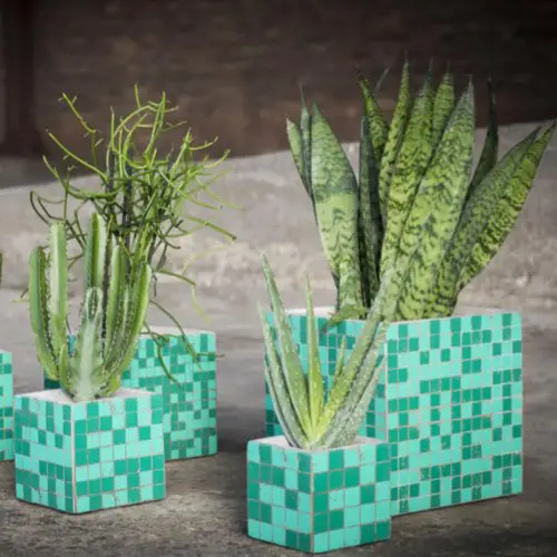 meuble deco vert franc emeraude maisons du monde Pot béton cubique vert 11x11x11 cm mosaïque