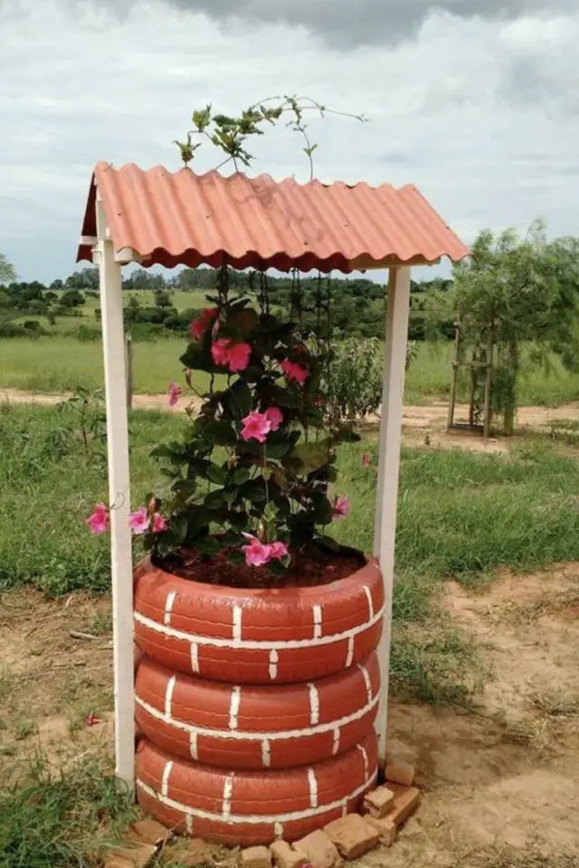 recyclage pneu jardin exemple décor puit fleur idée originale DIY à faire sou même bricolage