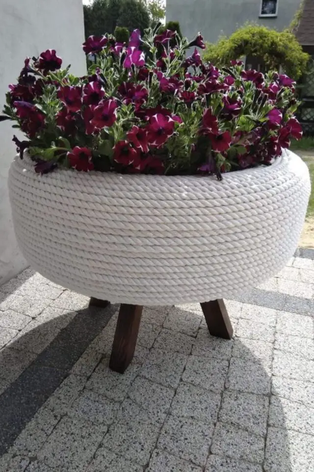 recyclage pneu jardin exemple jardinière sur pied bricolage corde fleur aménagement pas cher