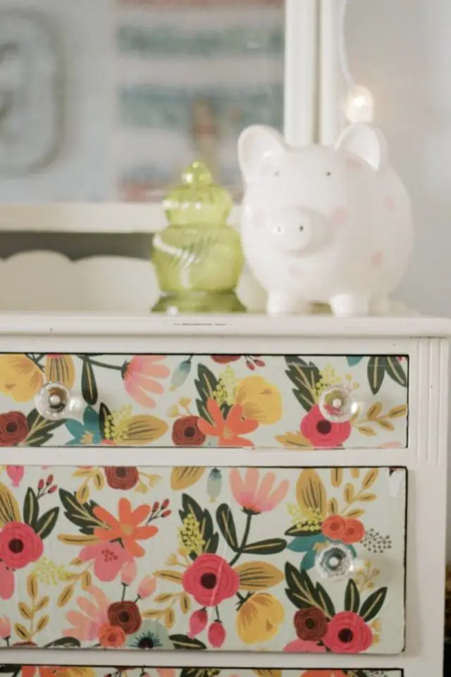relooking meuble chutes papier peint à fleur fond blanc commode blanche bouton de tiroir transparent