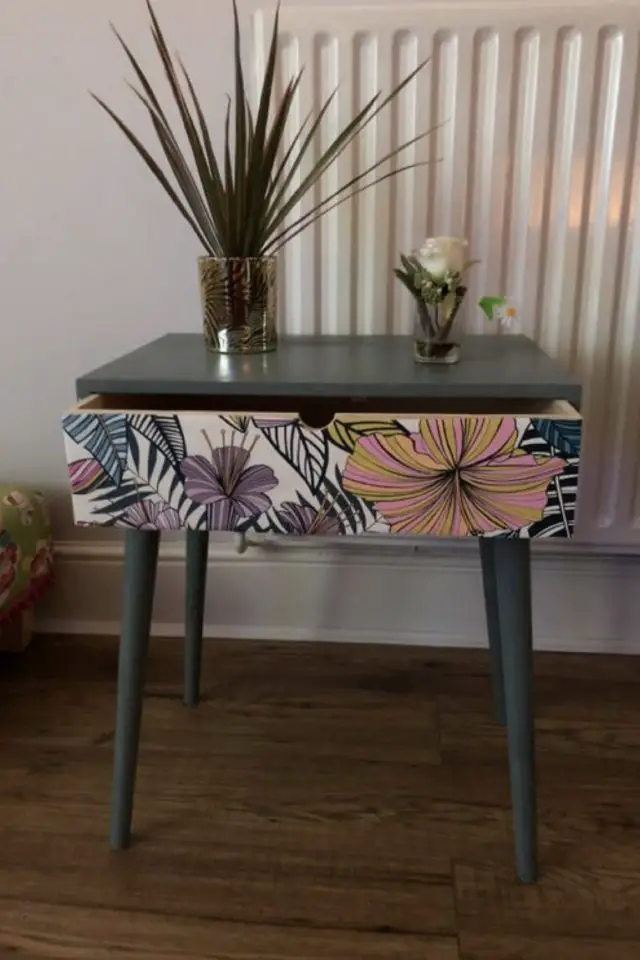 relooking meuble chutes papier peint tropical mobilier appoint avec tiroir vintage peinture