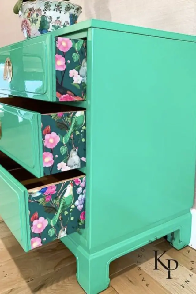 relooking meuble chutes papier peint à fleur discret détail commode tiroir peinture seconde vie