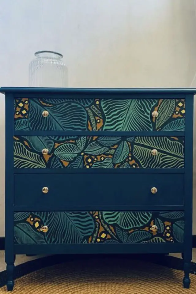 relooking meuble chutes papier peint effet zentangle feuillage tropical bleu vert commode chambre à coucher récup