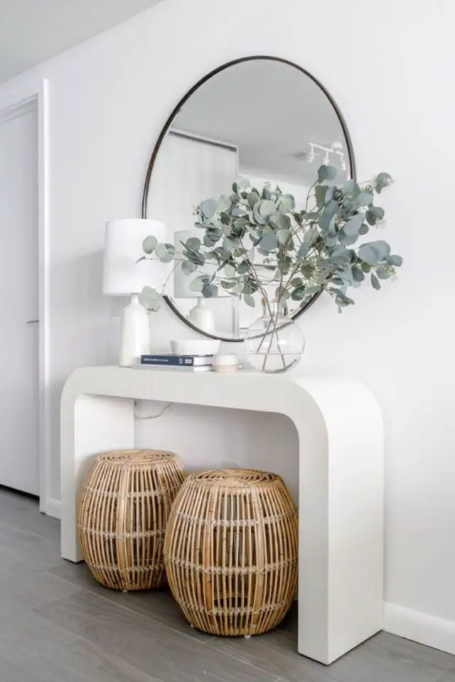 soigner decoration entree idees console minimaliste arrondie design panier rotin vase transparent lampe à poser blanche grand miroir rond
