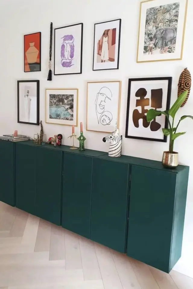 soigner decoration entree idees meuble ikea repeint en vert émeraude petits objets décoratifs galerie murale affiche poster moderne et accueillant