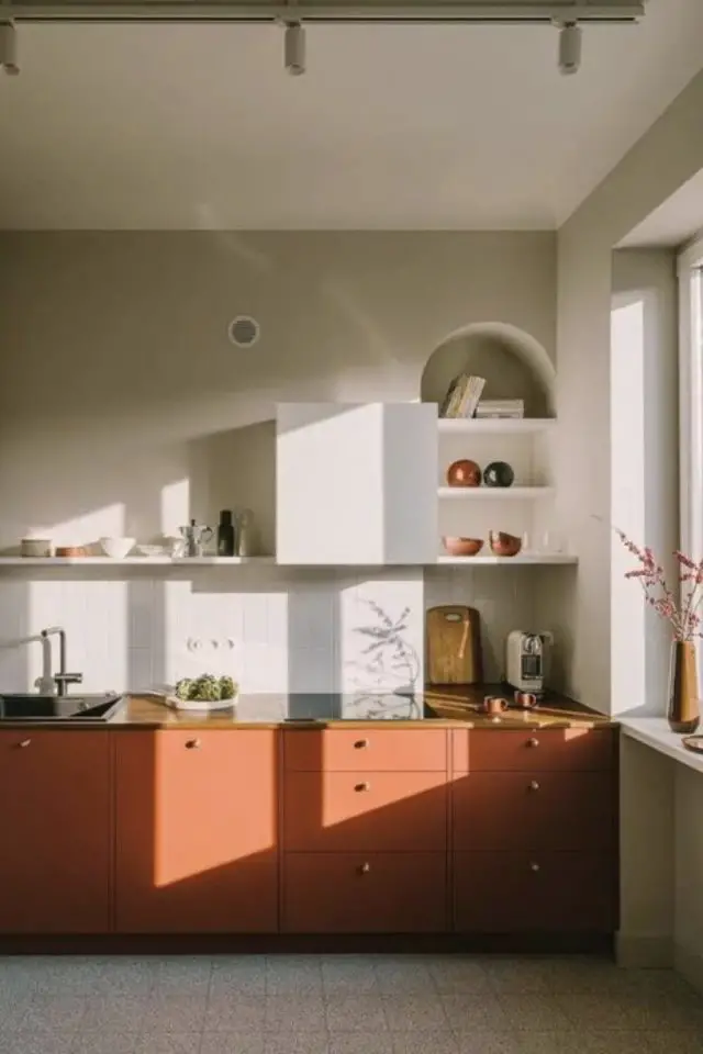 solutions ranger desencombrer maison petite cuisine moderne en linéaire