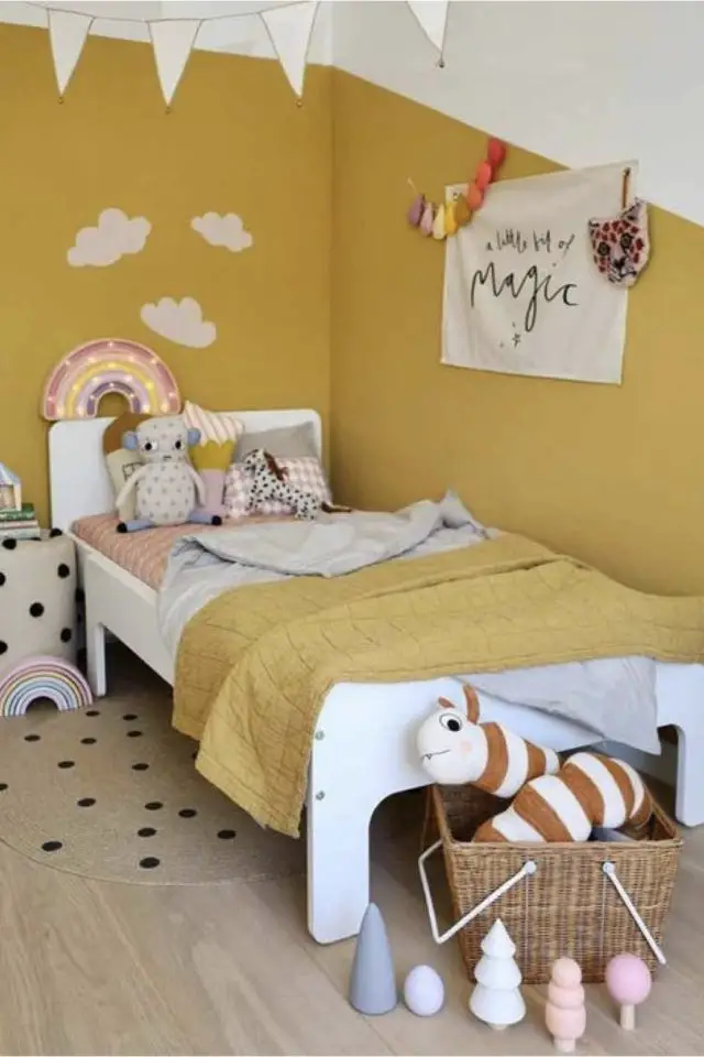 soubassement decor mural enfant exemple peinture jaune oblique mur accent chambre