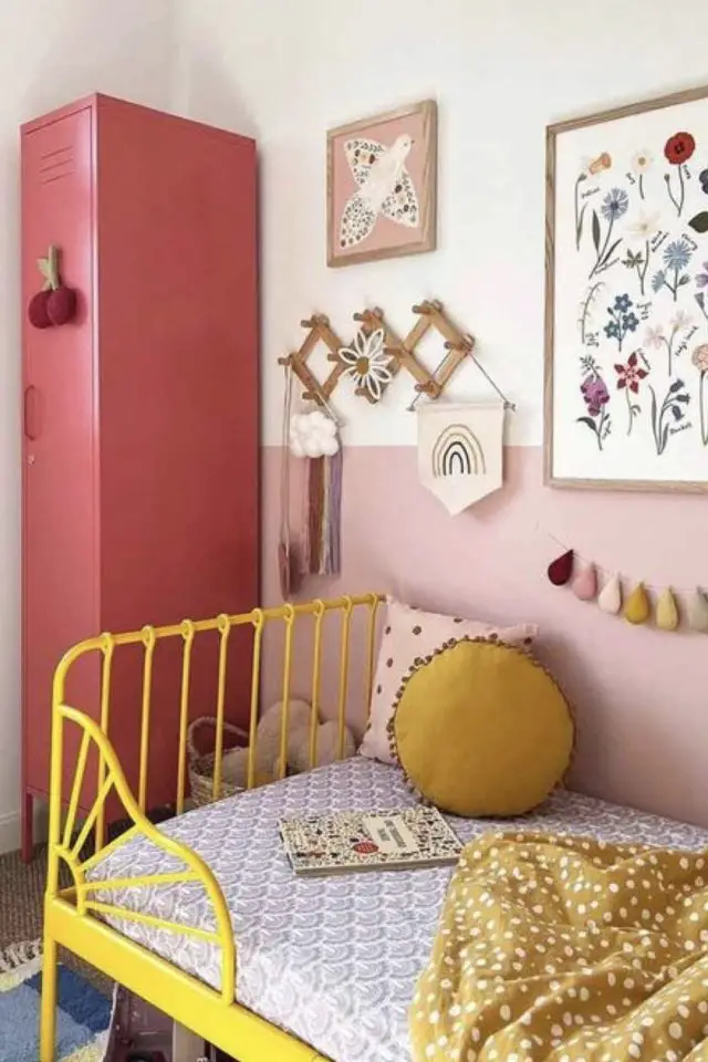 soubassement decor mural enfant exemple chambre fillette rose et blanc lit jaune vestiaire métal  décoration facile à copier