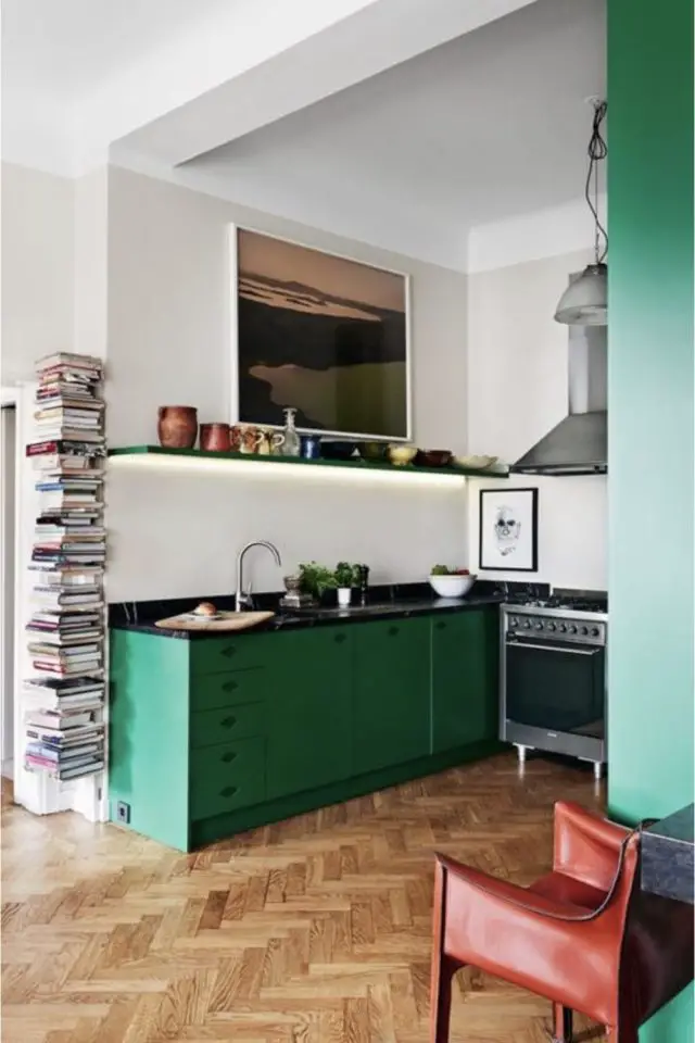 vert emeraude decoration interieure exemple associé couleur blanc cuisine petit espace ouvert tendance moderne