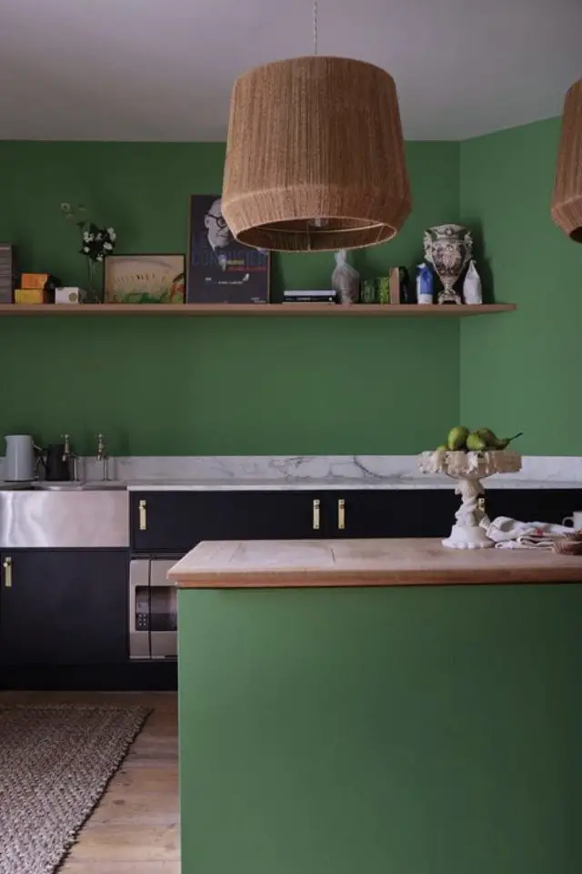vert emeraude decoration interieure exemple peinture et meuble de cuisine bois rotin esprit nature plan de travail en marbre