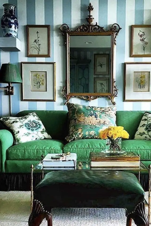 vert emeraude decoration interieure exemple canapé en tissus confortable papier peint bleu et blanc à rayure ambiance originale