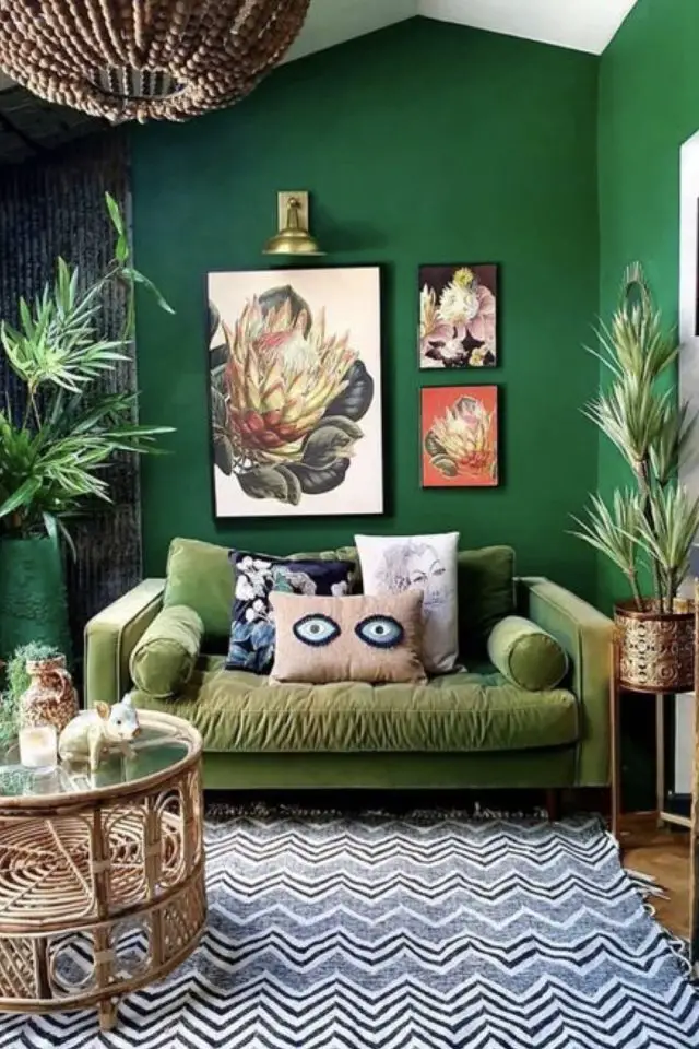 vert emeraude decoration interieure exemple salon séjour moderne monochrome peinture canapé velours plantes vertes esprit nature