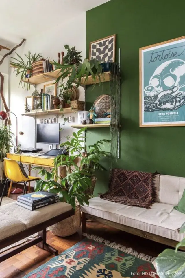 vert emeraude decoration interieure exemple salon bureau associé au blanc peinture étagère murale moderne en bois plante nature