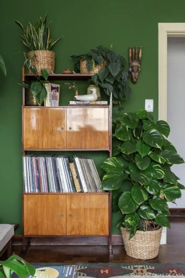 vert emeraude decoation interieur exemple salon séjour meuble vintage en bois mid century modern années 60 plantes vertes