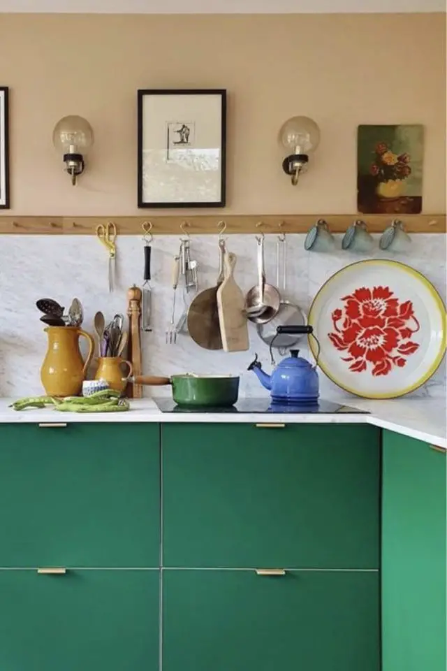 vert emeraude decoration interieure exemple meuble de cuisine bas coloré plan de travail blanc moderne