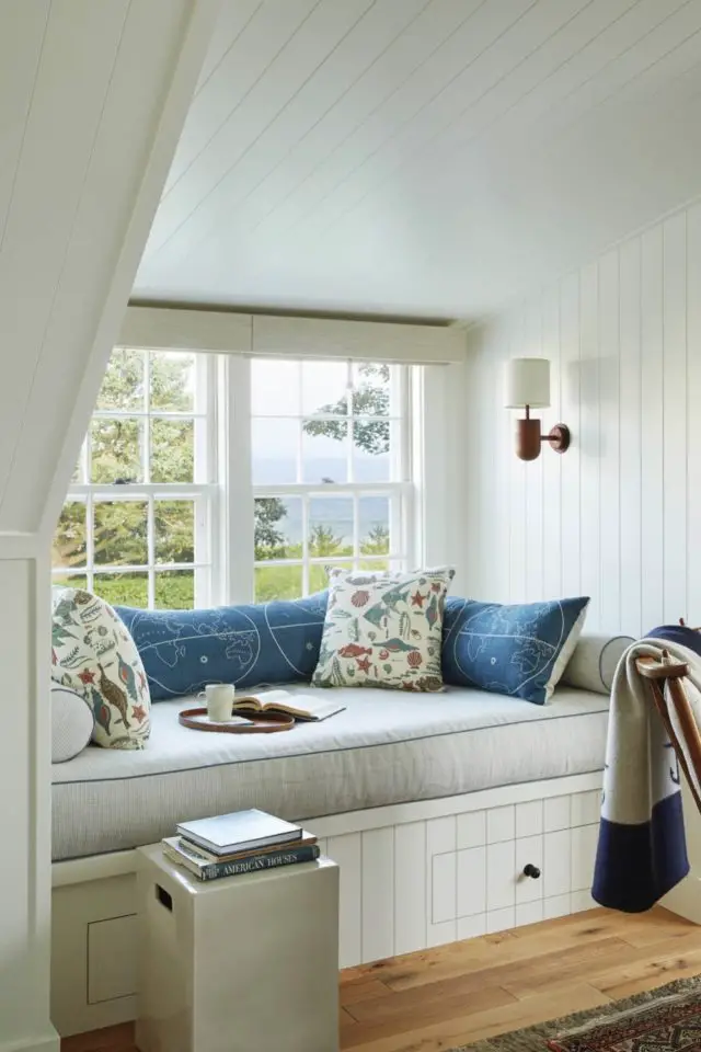 visite deco cottage bord de mer banquette cosy fenêtre en chien assis coussin gris bleu fleur