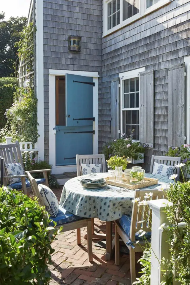 visite deco cottage bord de mer jardin charmant convivial table ronde couleur douce bois patiné bleu et blanc