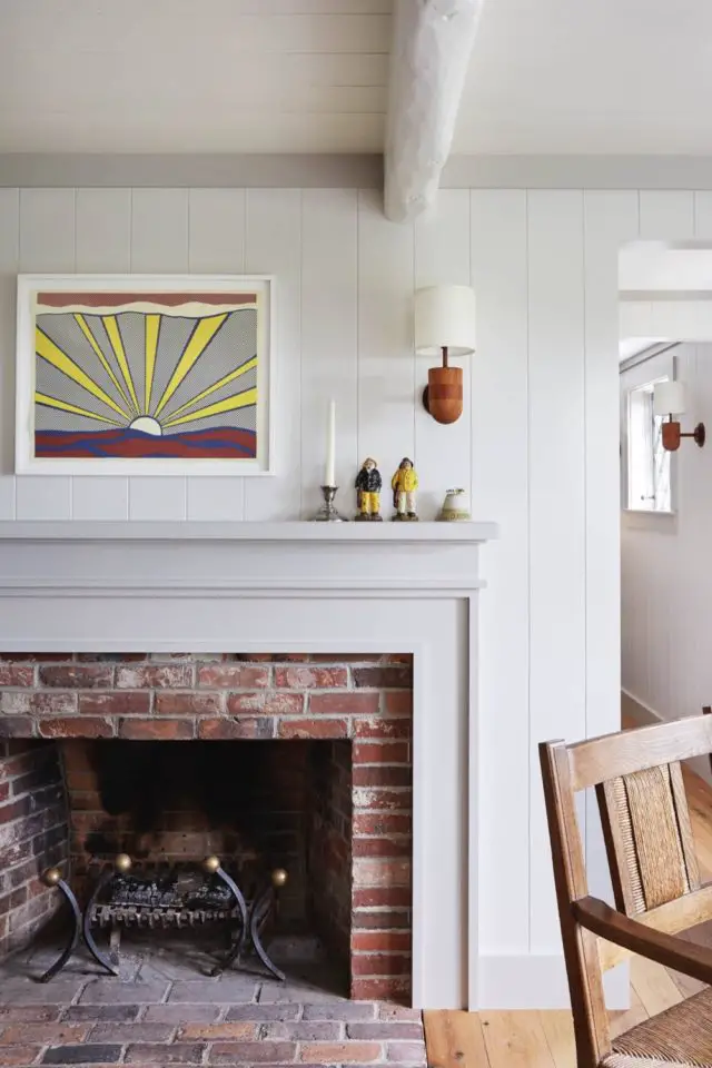 visite deco cottage bord de mer salon séjour cheminée blanche grise brique simple et chic décor épuré