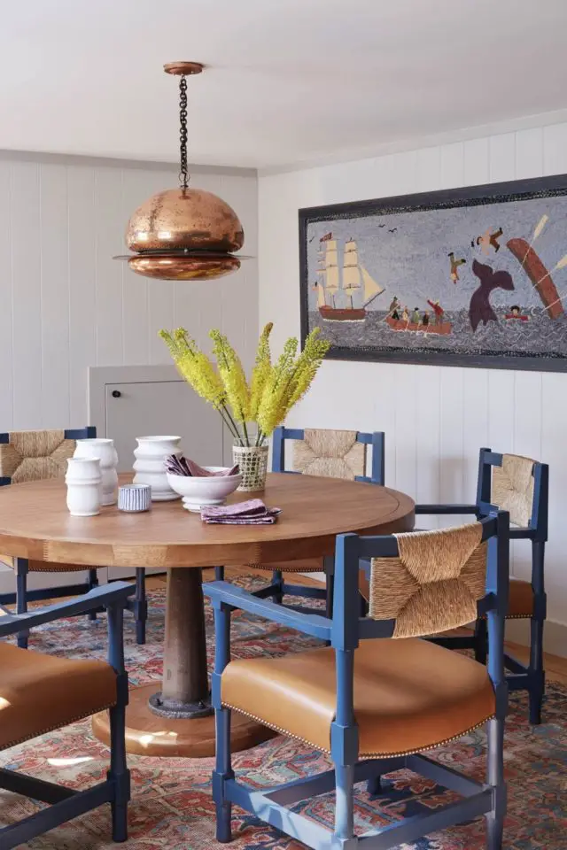 visite deco cottage bord de mer salle à manger table ronde en bois fauteuil chaise bois bleu et cuir