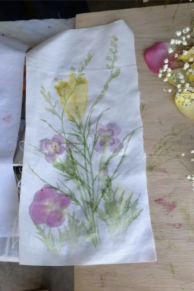 activite ete creatif impression vegetale chemin de table imprimé avec des fleurs déco printemps été à faire soi-même