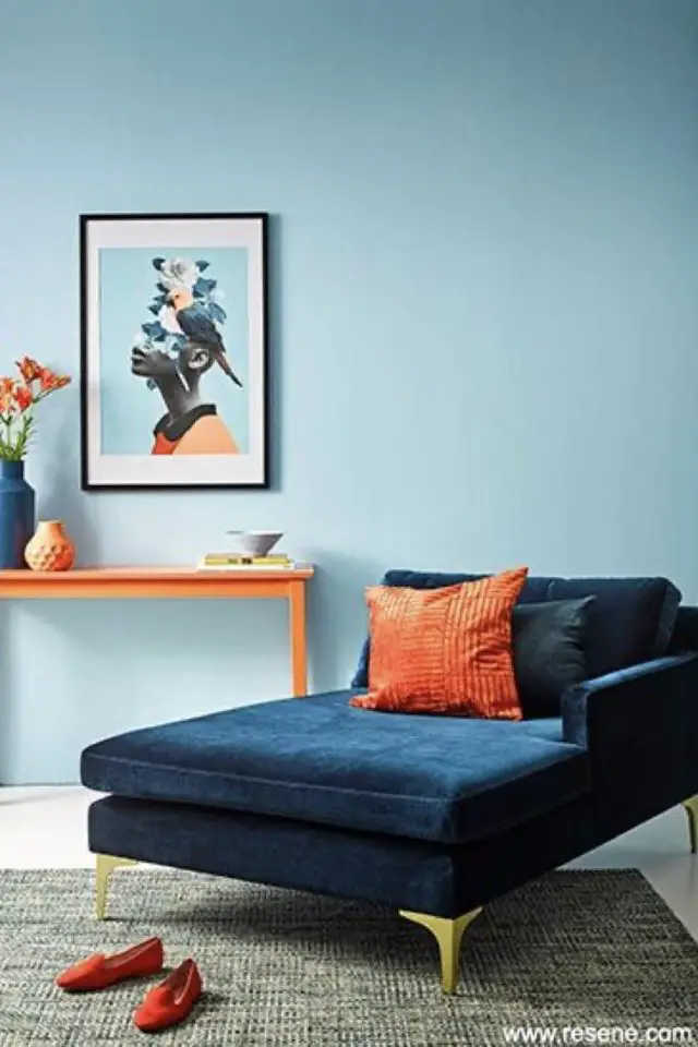 association orange bleu decoration idees salon séjour peinture bleu clair méridienne velours bleu coussin et console orange