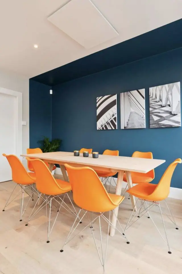 association orange bleu decoration idees salle à manger mur accent uni bleu chaises vintage orange