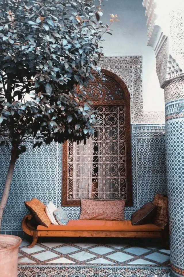 association orange bleu decoration idees style oriental mosaïque carrelage bleu soubassement mur patio jardin daybed banquette extérieure méridienne couleur orange