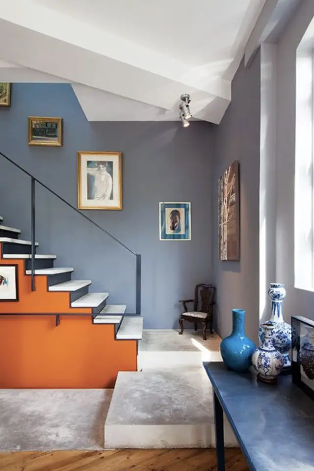 association orange bleu decoration idees escaliers ouverts sur le salon contraste de couleur peinture original design moderne